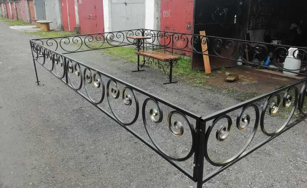 кованая оградка на кладбище