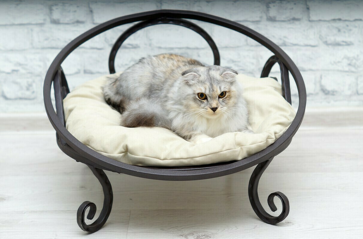 кованая лежанка-кровать для кошки круглая